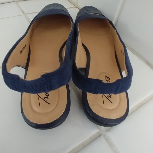 Trotters Navy Blue Slingback Flats - Picture 7 of 10